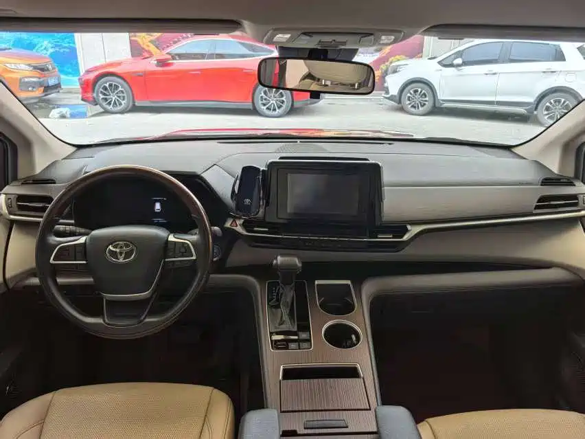 Granvia 2.5 L Hybrid Luxury