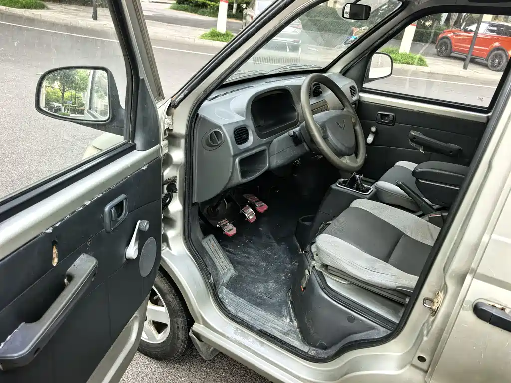 Wuling Zhiguang 五菱之光 2010款 1.0 L新版实用型短车身