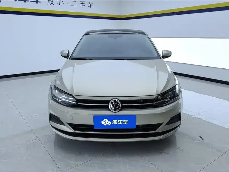Volkswagen Polo Plus 1.5 L Auto Colorful Tech