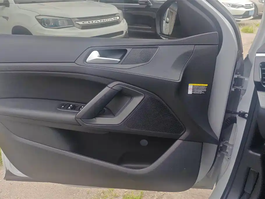 Peugeot 408 360 THP Dragon Latour