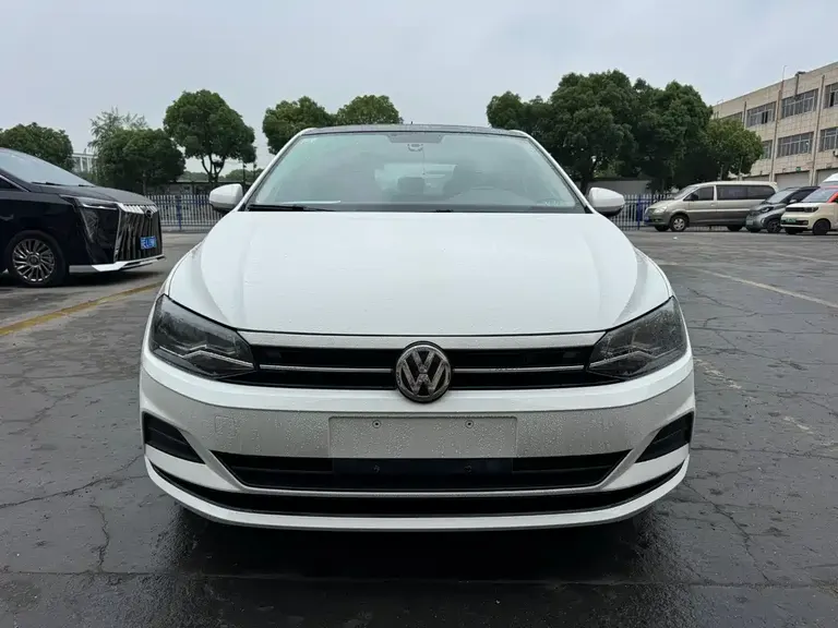 Volkswagen Polo Plus 1.5 L Auto Colorful Tech