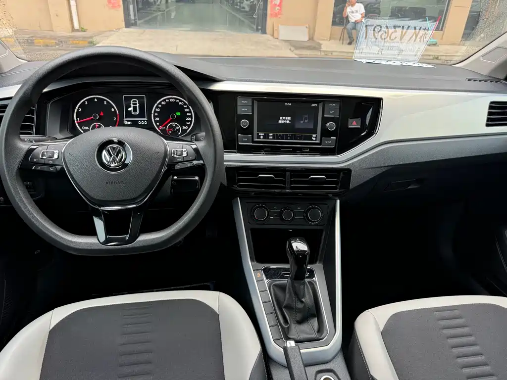 Polo Plus 1.5 L Auto Colorful Tech