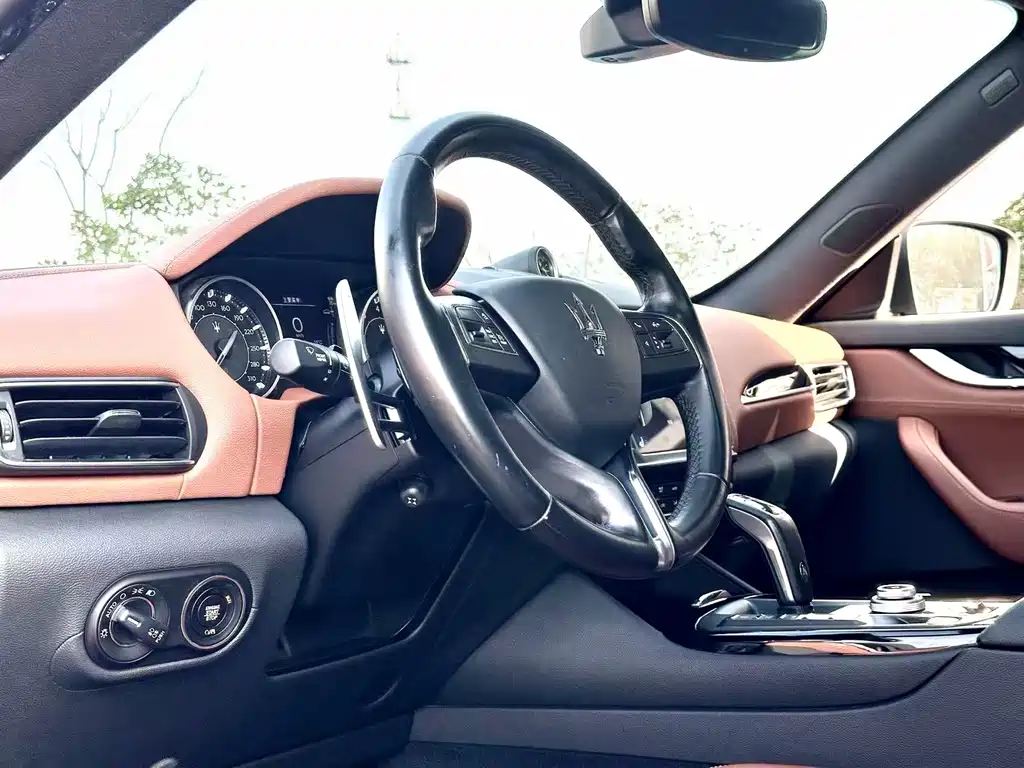 Levante 3.0 T Standard