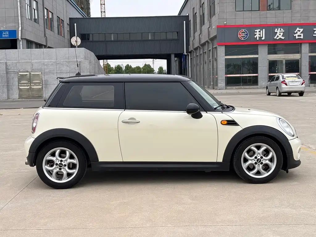MINI 1.6 L COOPER Fun