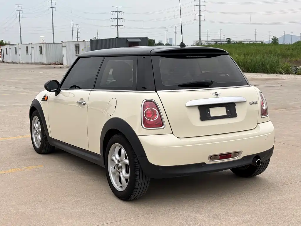 MINI 1.6 L COOPER Fun