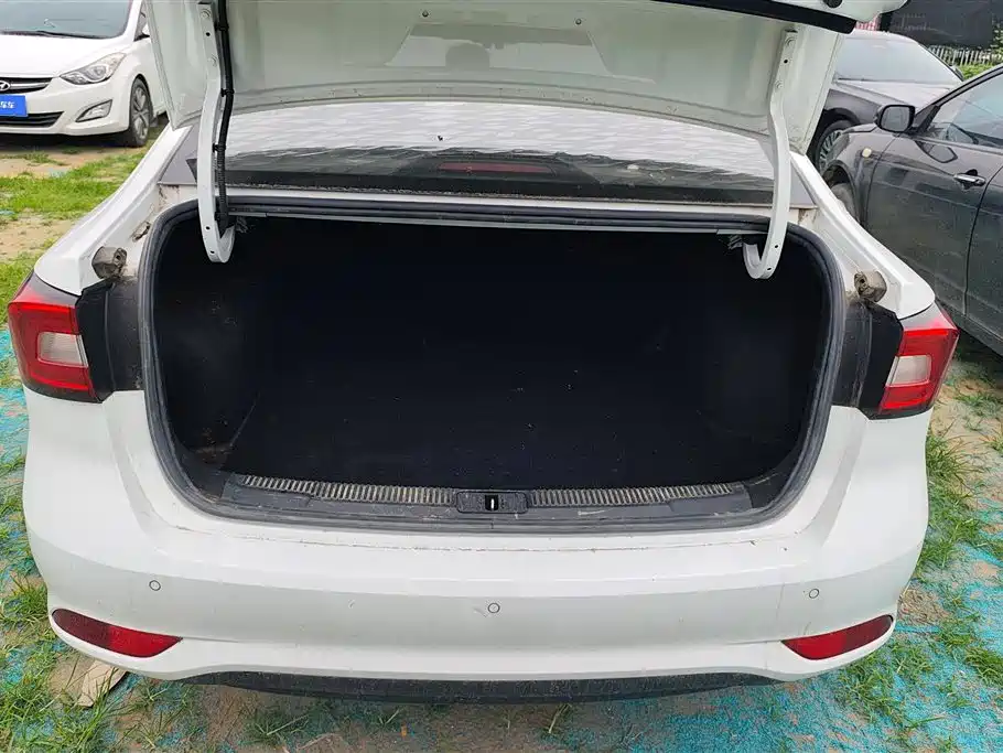 Roewe i5 1.5 L Manual 4 G Connected Leading Luxury