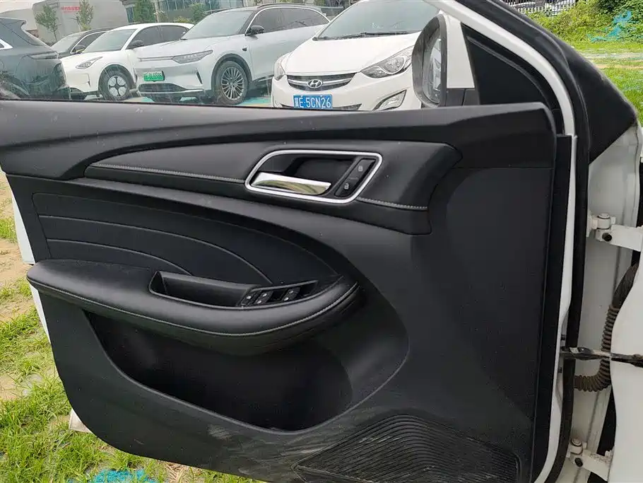 Roewe i5 1.5 L Manual 4 G Connected Leading Luxury