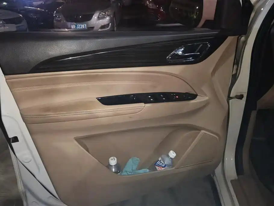 Baojun 730 1.5 L Manual Comfort 7-seat CN-V