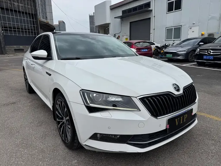 Skoda Superb TSI330 DSG Luxury CN-V