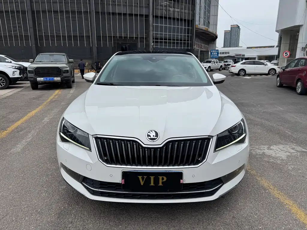 Superb TSI330 DSG Luxury CN-V