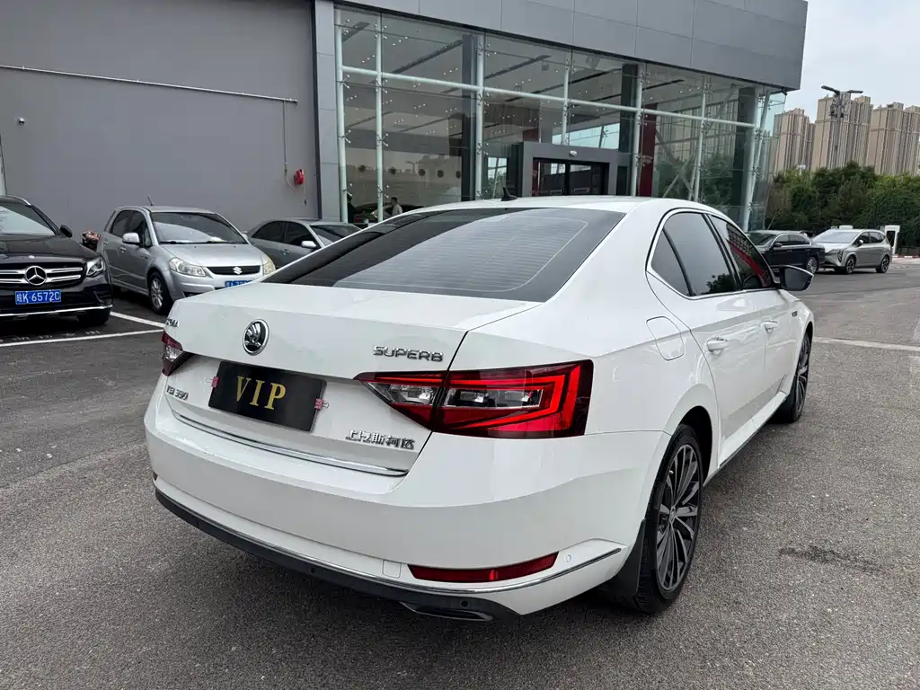 Superb TSI330 DSG Luxury CN-V