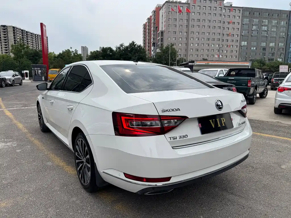 Superb TSI330 DSG Luxury CN-V