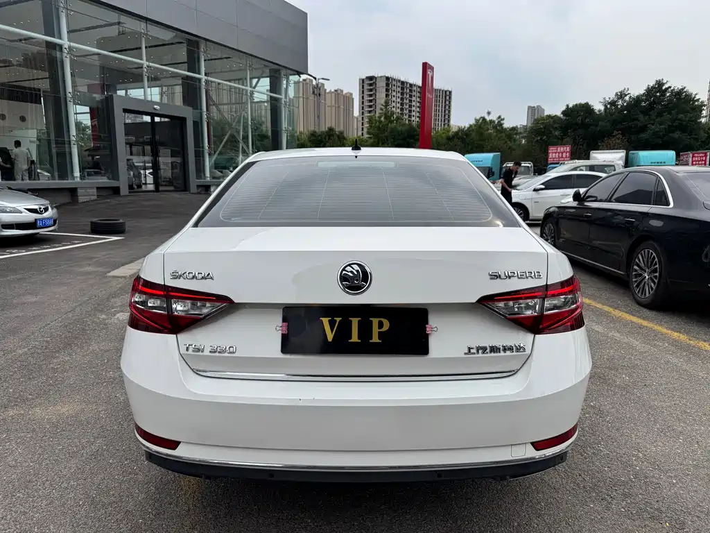 Superb TSI330 DSG Luxury CN-V