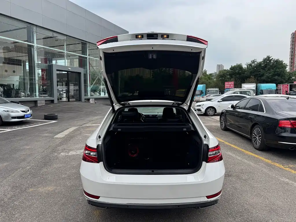 Superb TSI330 DSG Luxury CN-V