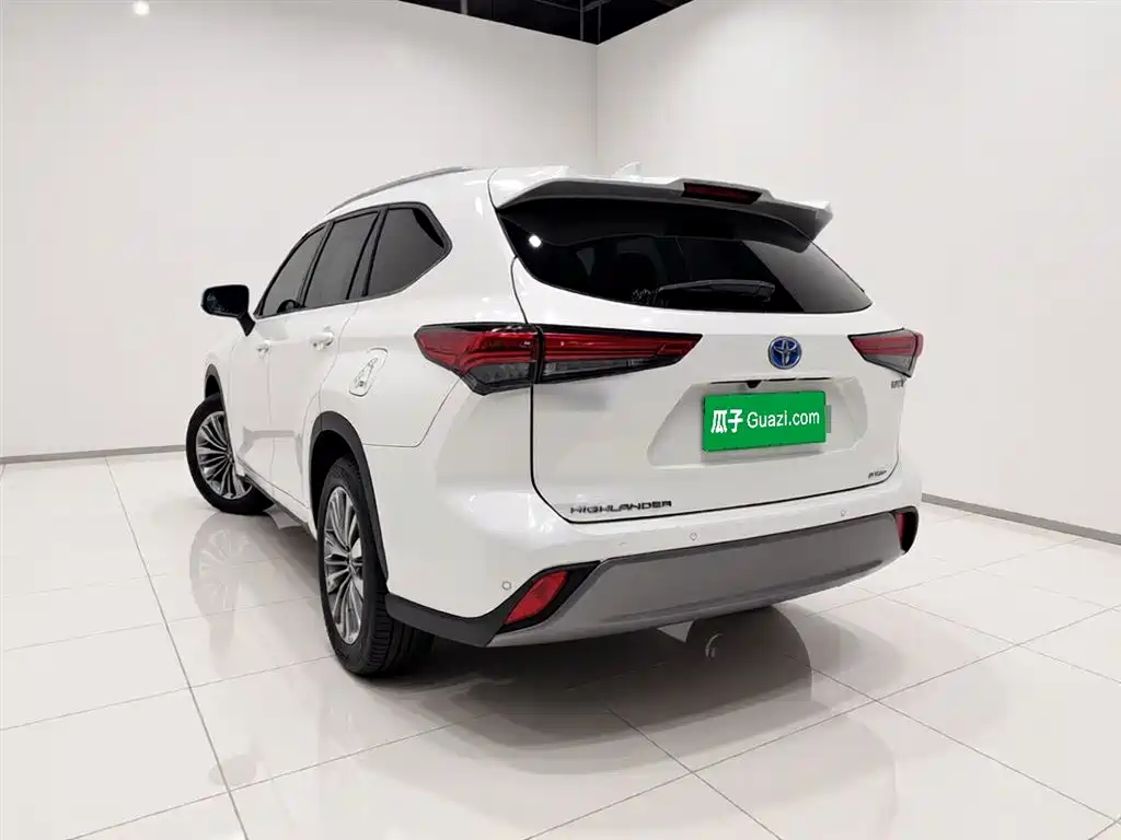 Highlander 2.5 L Smart e-Hybrid Dual Engine 4 WD Distinguished 7-seat