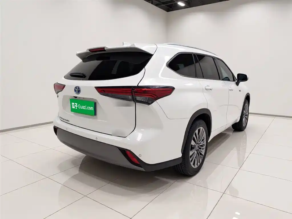 Highlander 2.5 L Smart e-Hybrid Dual Engine 4 WD Distinguished 7-seat