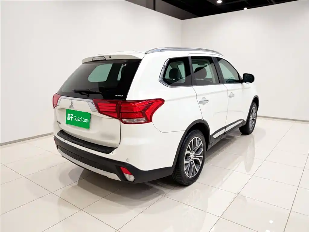 Outlander 2.4 L 4 WD Elite 5-seat
