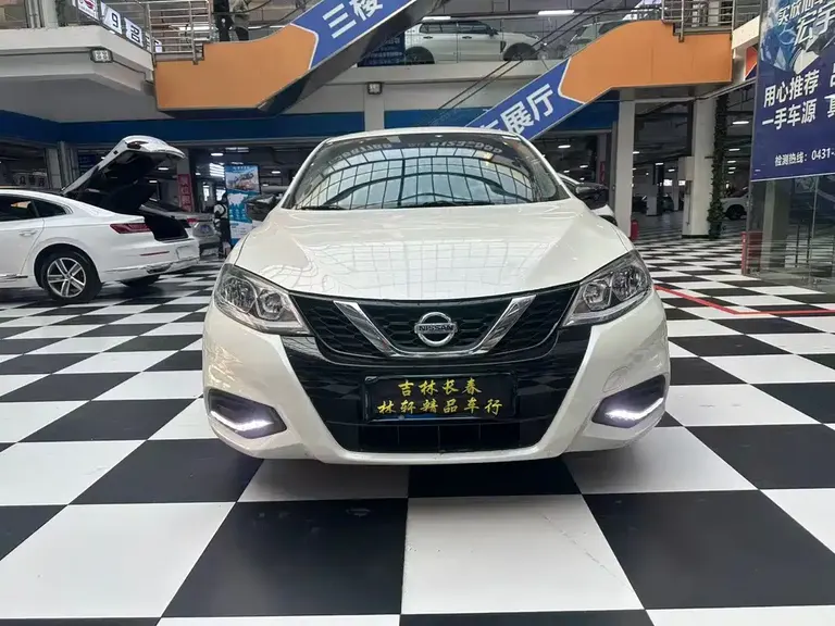 Nissan Tiida 1.6 L CVT Cool Motion