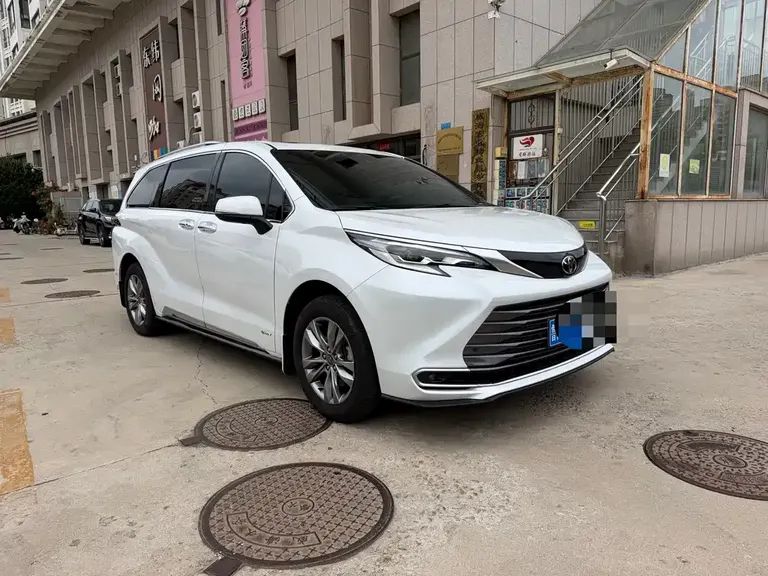 Toyota Sienna 2.5 L Hybrid 4 WD Luxury