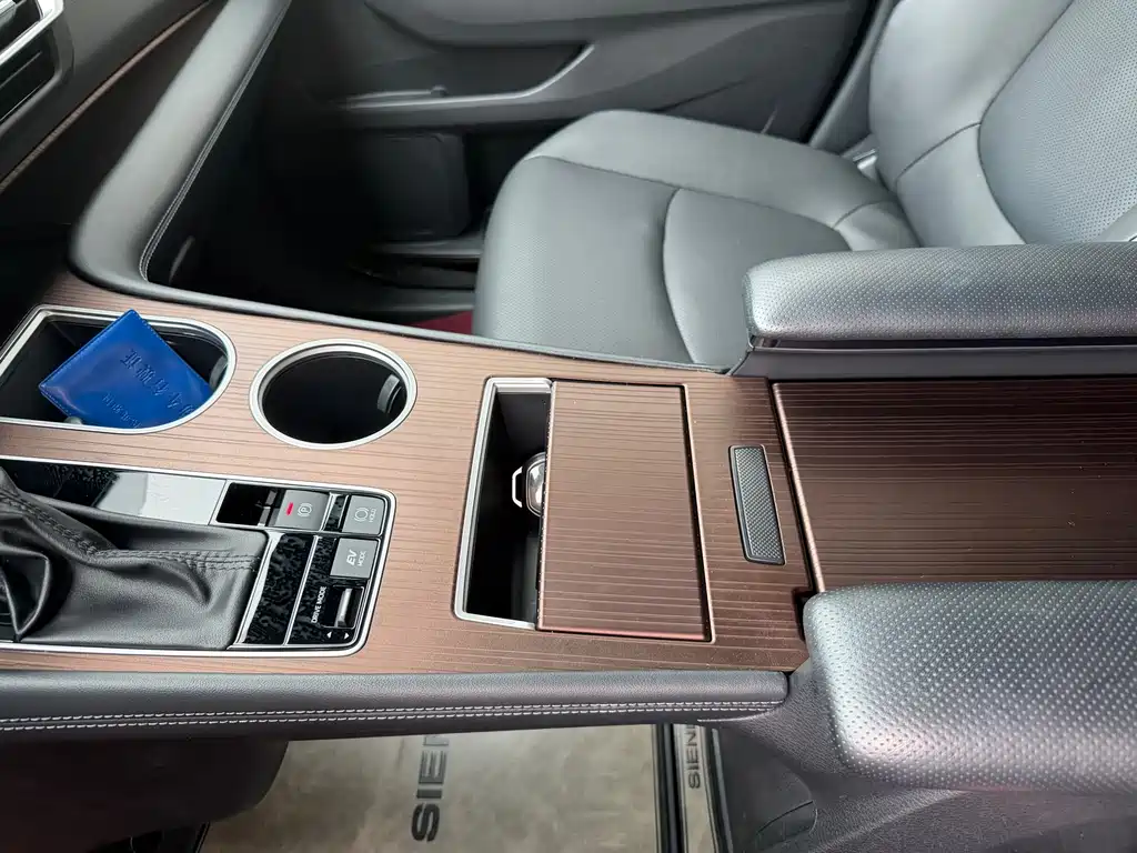 Sienna 2.5 L Hybrid 4 WD Luxury
