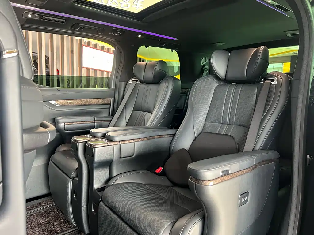 Vellfire Crown Dual Engine 2.5 L HV Distinguished