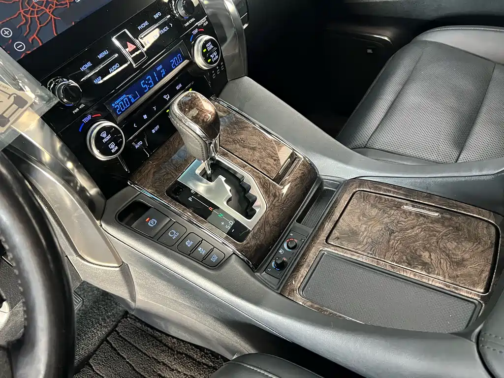 Vellfire Crown Dual Engine 2.5 L HV Distinguished