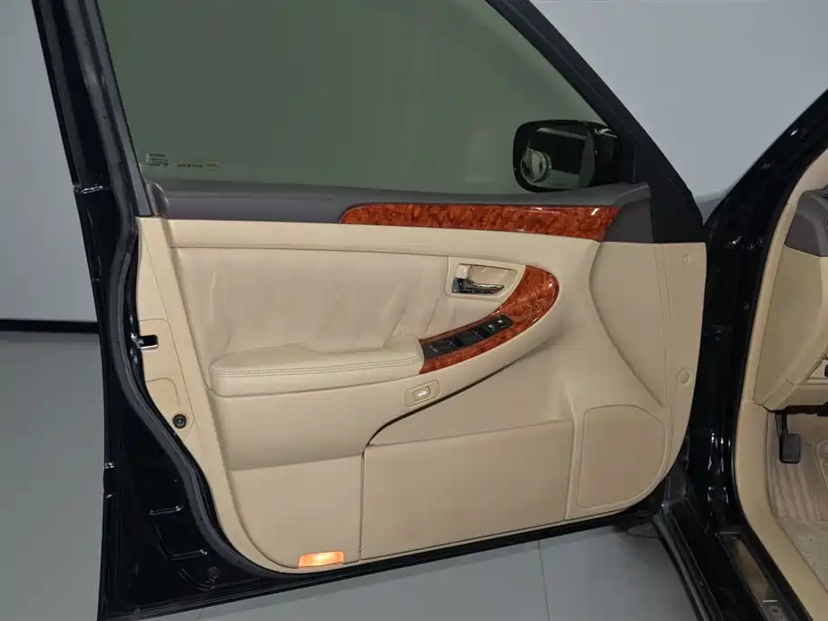 Crown 2.5 L Royal Leather