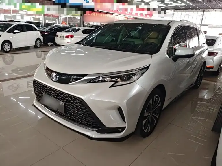 Toyota Granvia 2.5 L Hybrid Noble
