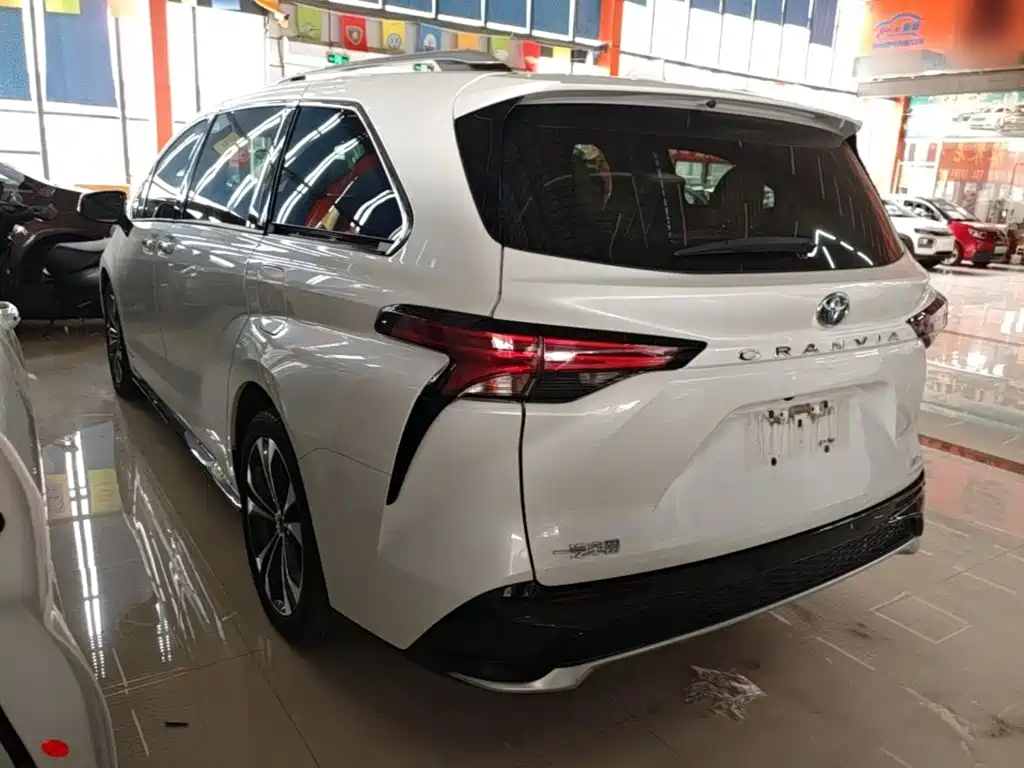 Granvia 2.5 L Hybrid Noble