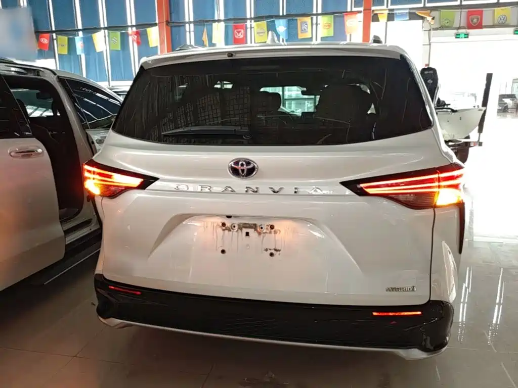 Granvia 2.5 L Hybrid Noble