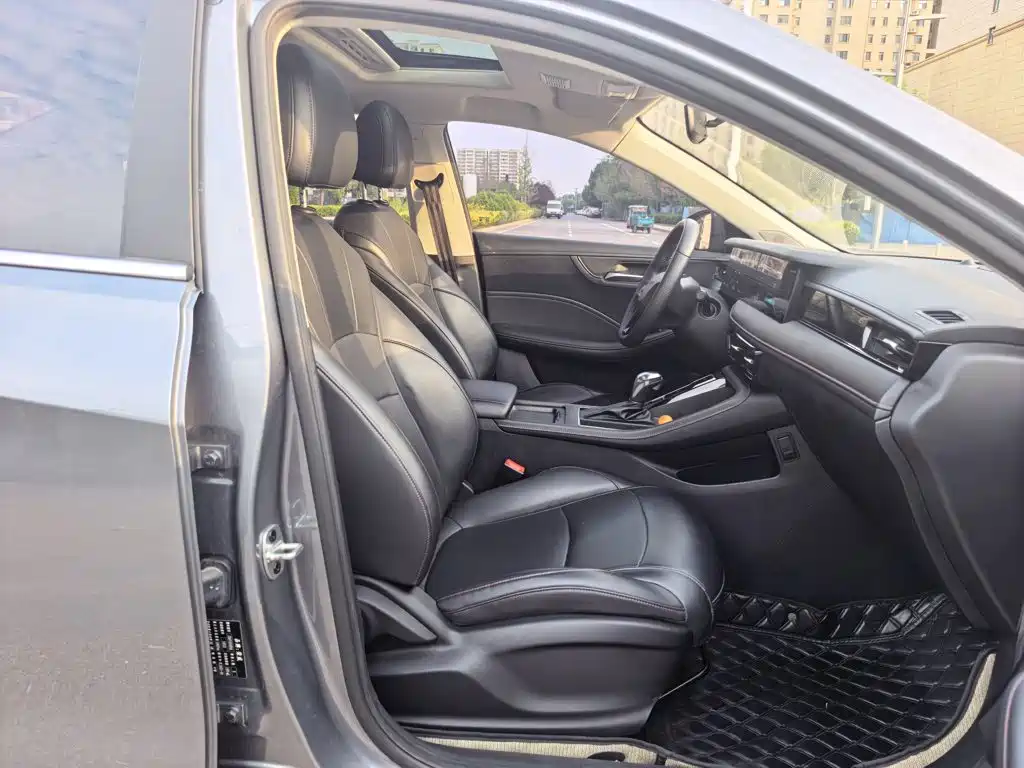 Roewe i5 1.5 L CVT Honored