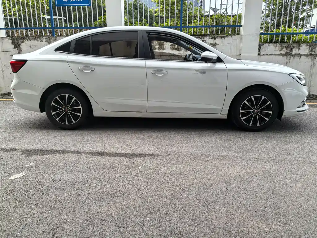 Roewe i5 1.5 L Auto 4 G Connected Leading Luxury Flagship