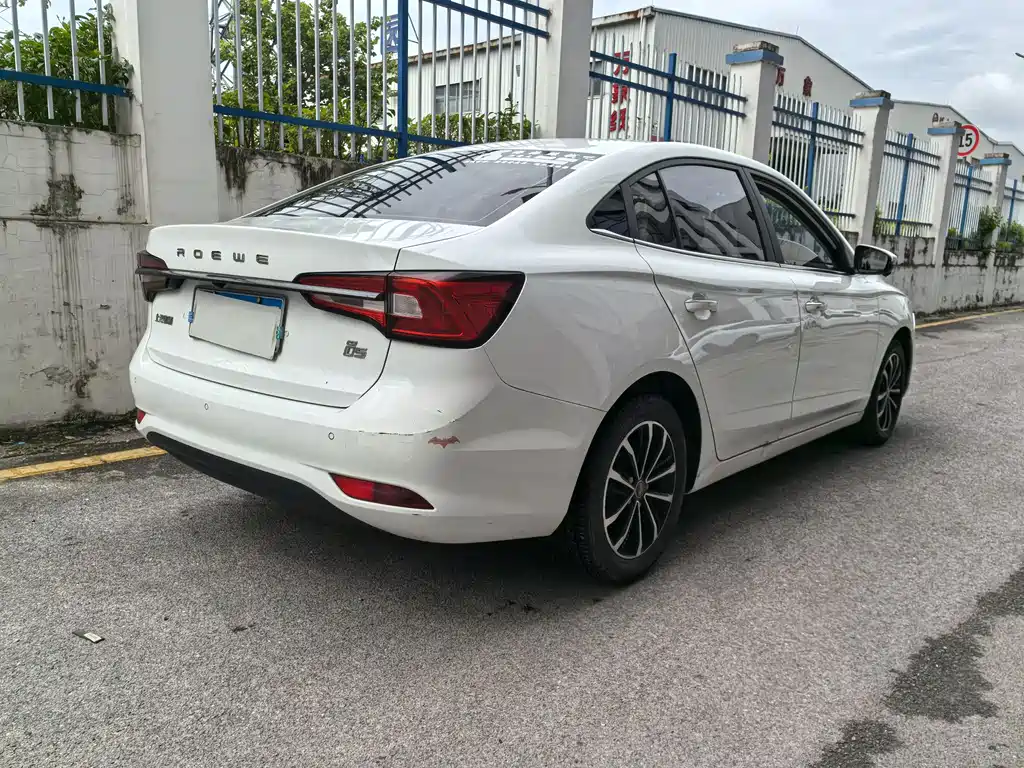 Roewe i5 1.5 L Auto 4 G Connected Leading Luxury Flagship