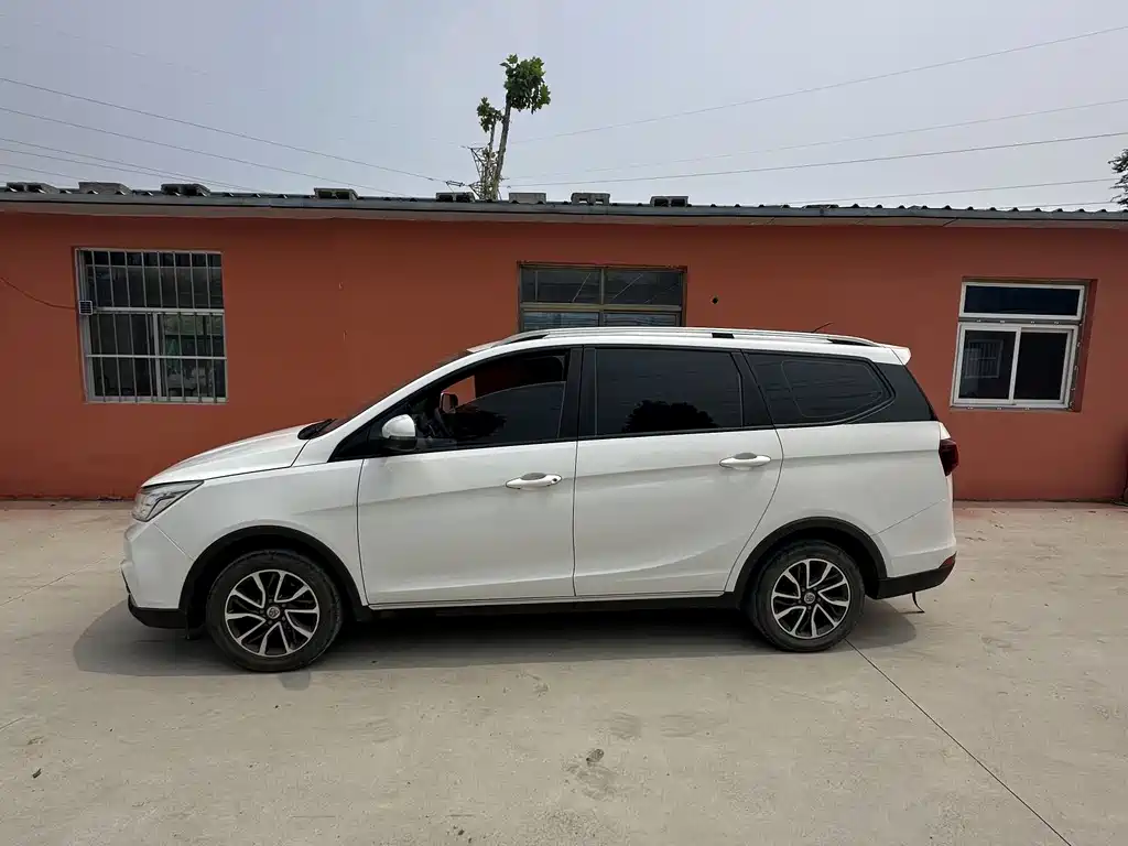 Baojun 730 1.5 L Manual Fashion 7-seat CN-VI