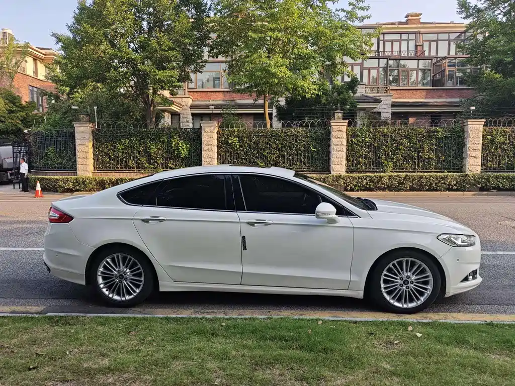 Mondeo 2.0 L GTDi240 Luxury Sport