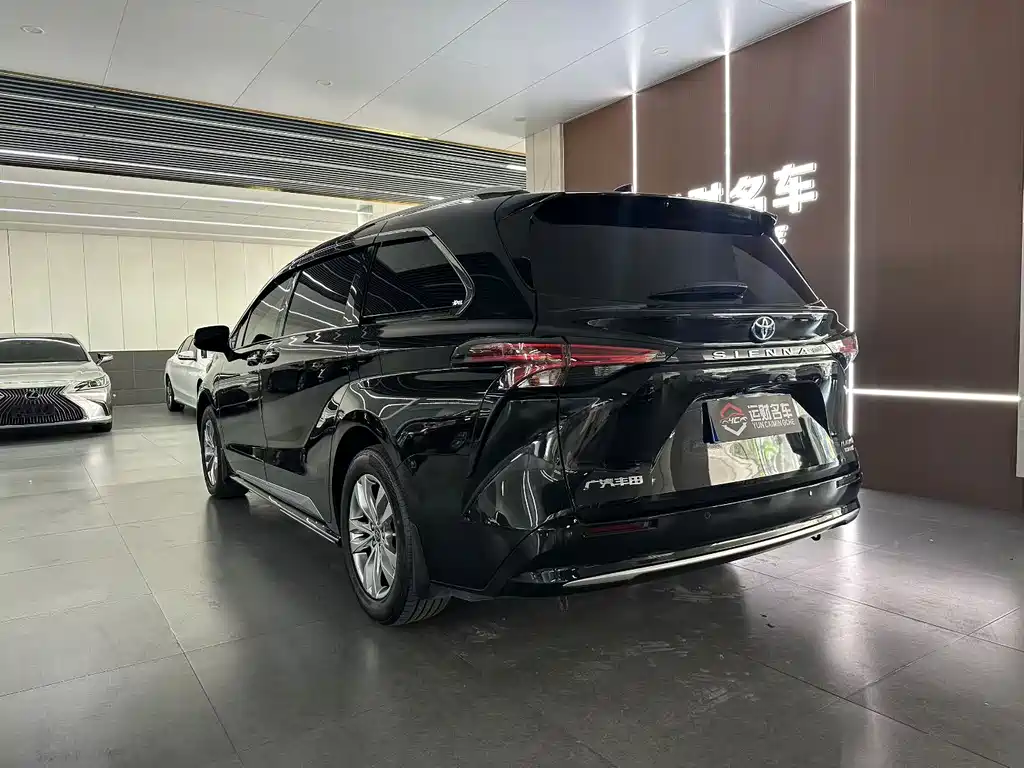 Sienna 2.5 L Hybrid Platinum