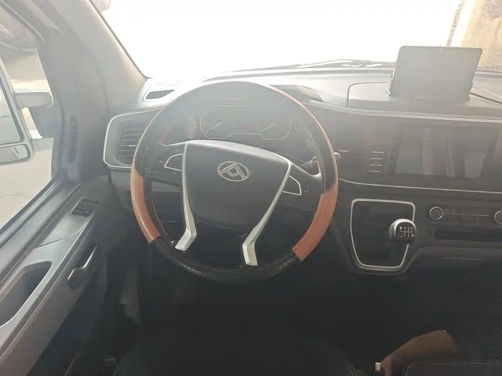 Xintu V80 新途V80 2023款 2.0 T 手动经典傲运通动力版短轴中顶5/6座