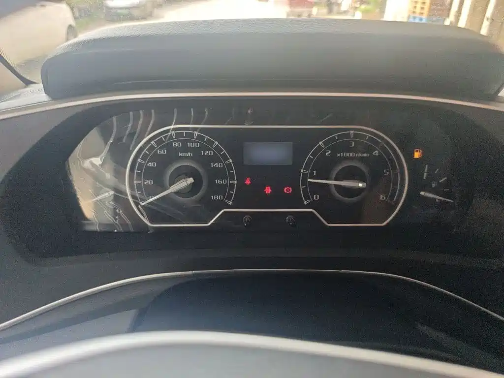 Xintu V80 新途V80 2023款 2.0 T 手动经典傲运通动力版短轴中顶5/6座