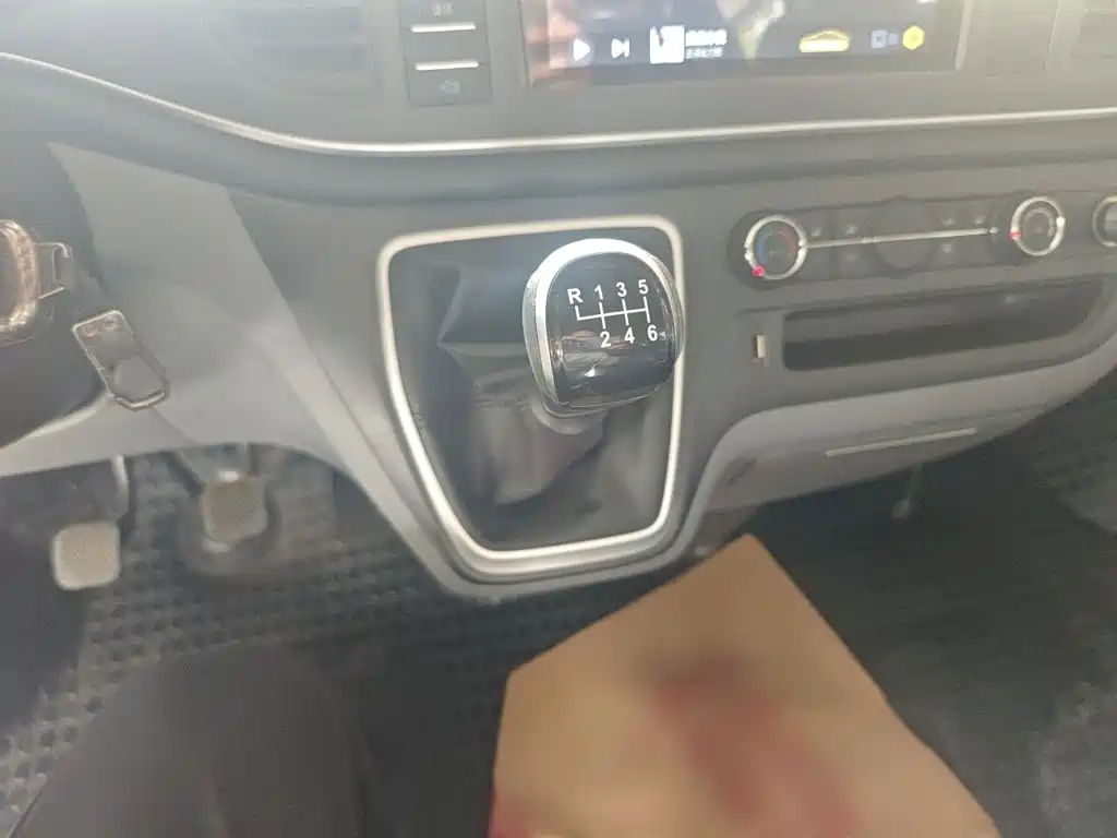 Xintu V80 新途V80 2023款 2.0 T 手动经典傲运通动力版短轴中顶5/6座