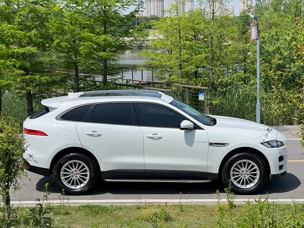 Jaguar F-PACE 2.0 T 4 WD Urban Premium