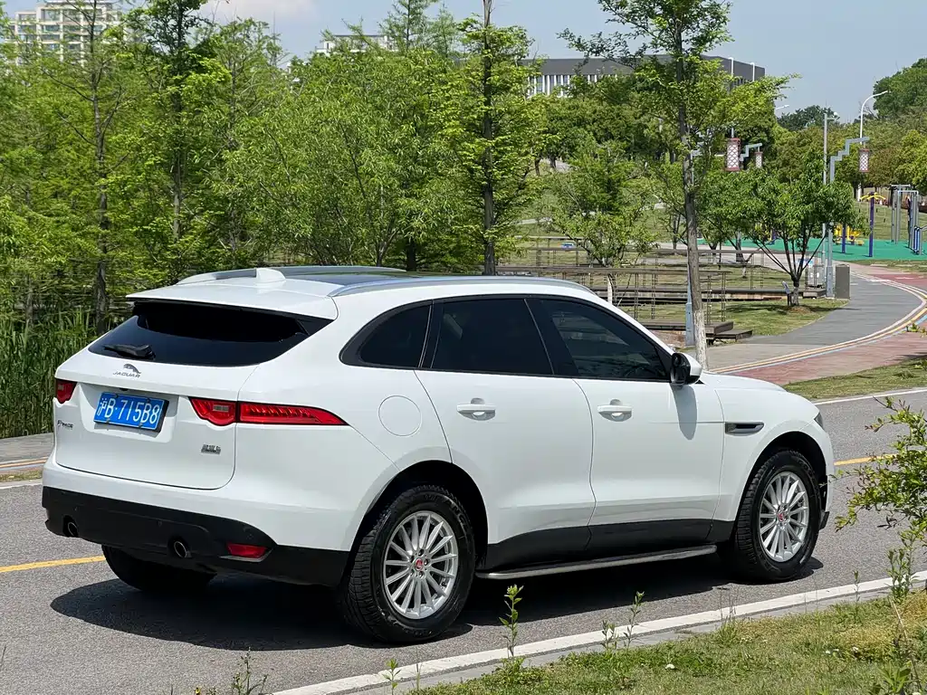 Jaguar F-PACE 2.0 T 4 WD Urban Premium