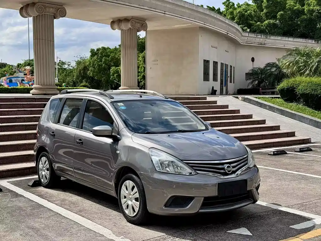 Livina 1.6 XE CVT Comfort