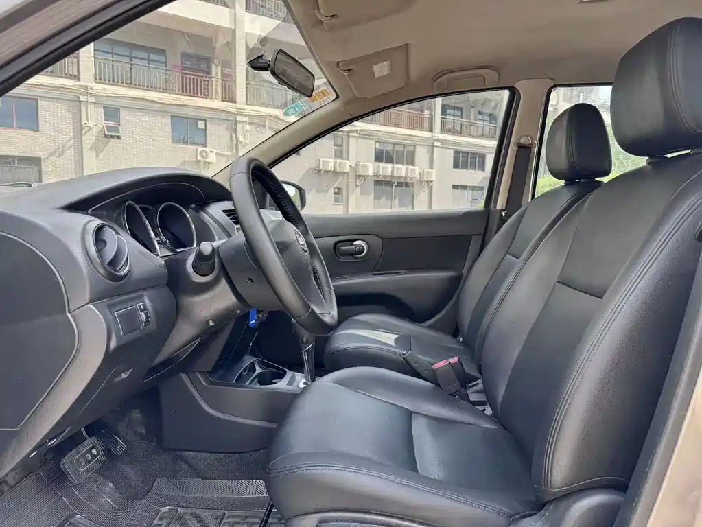 Livina 1.6 XE CVT Comfort
