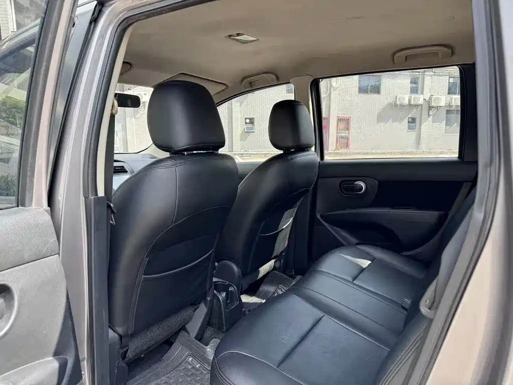 Livina 1.6 XE CVT Comfort