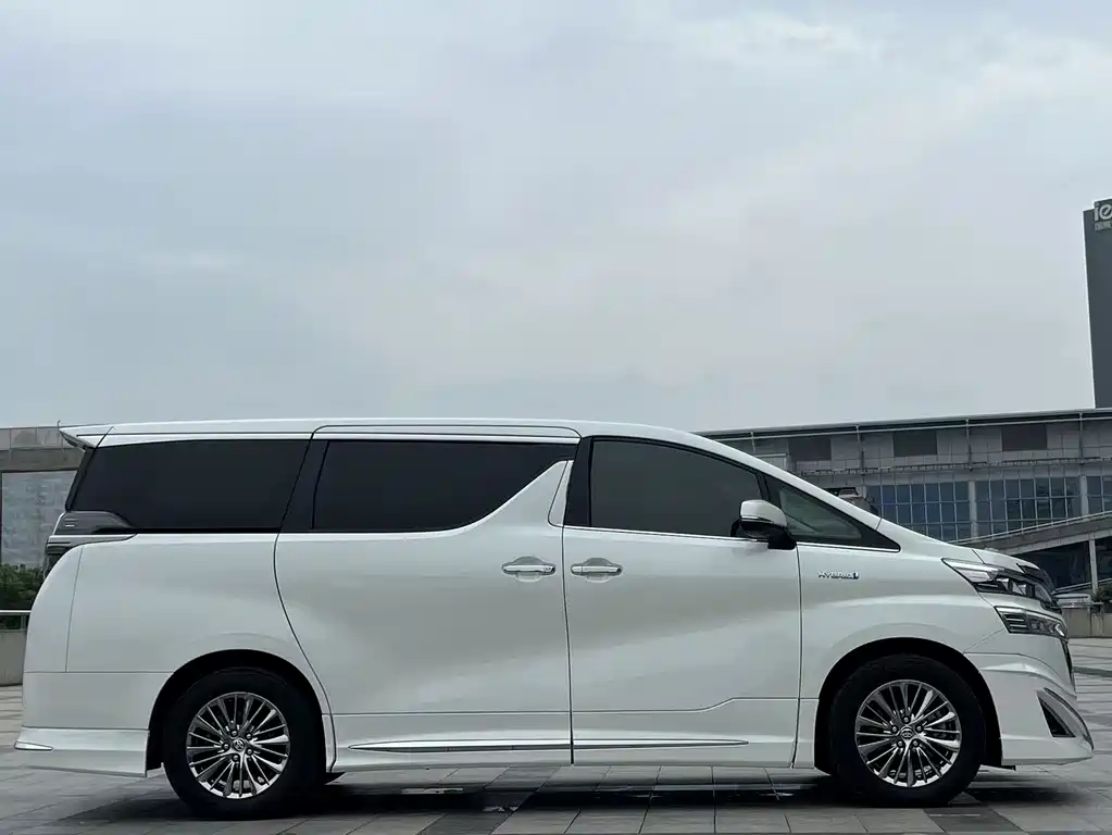 Vellfire Dual Engine 2.5 L HV Luxury