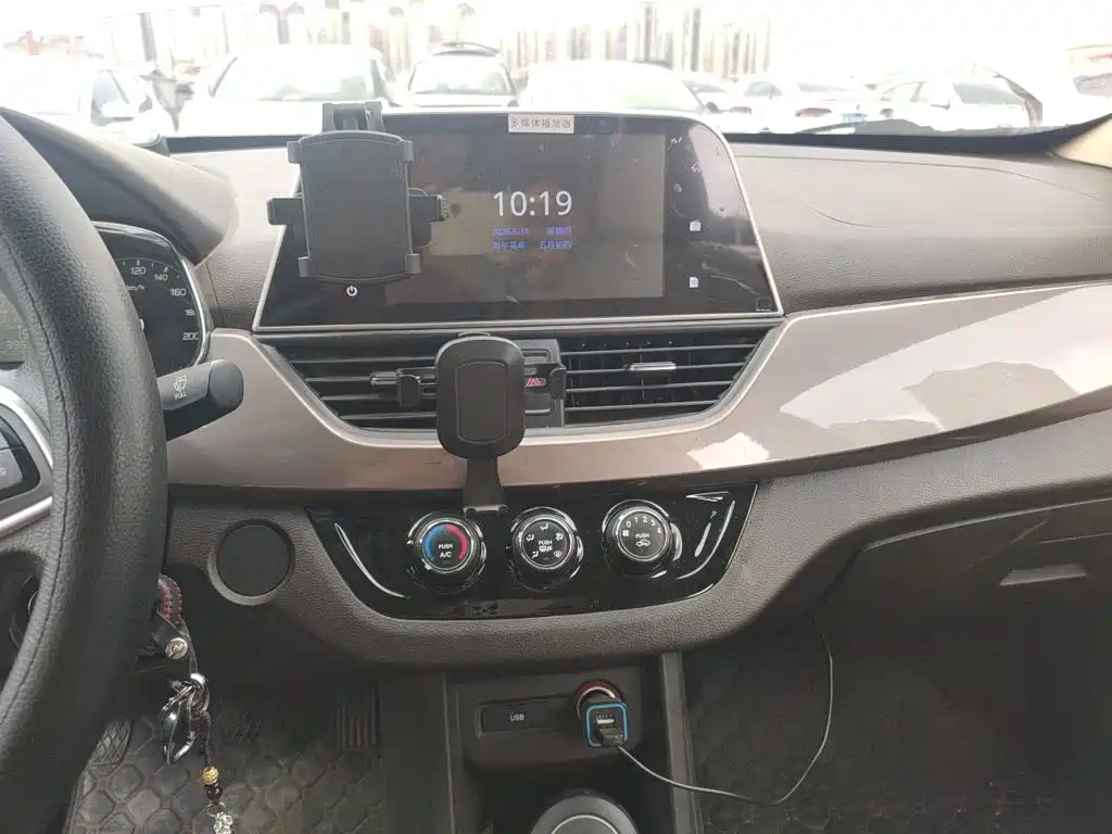 Baojun 310 W 1.5 L Manual Fashion CN-VI