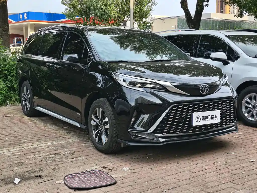 Granvia 2.5 L Hybrid Distinguished PLUS 4 WD