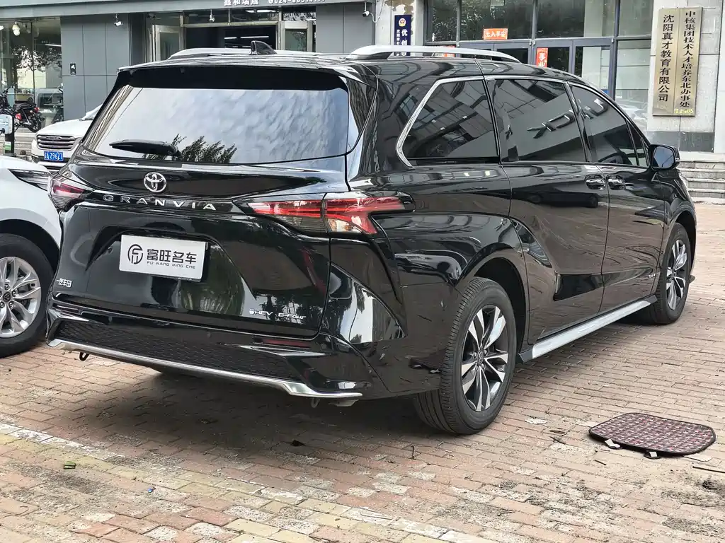 Granvia 2.5 L Hybrid Distinguished PLUS 4 WD