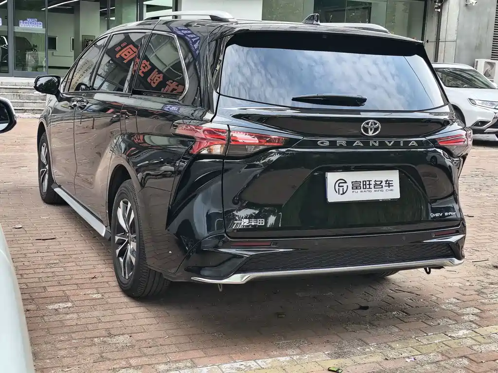Granvia 2.5 L Hybrid Distinguished PLUS 4 WD