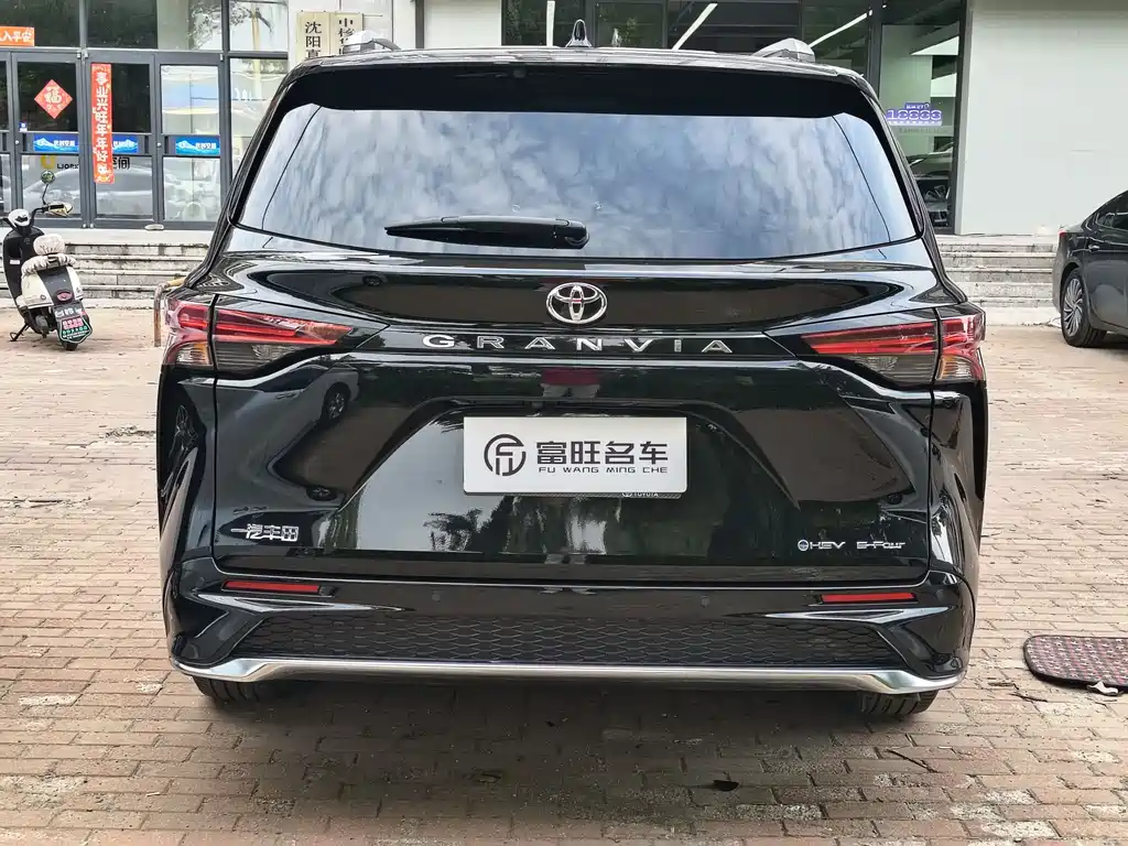 Granvia 2.5 L Hybrid Distinguished PLUS 4 WD